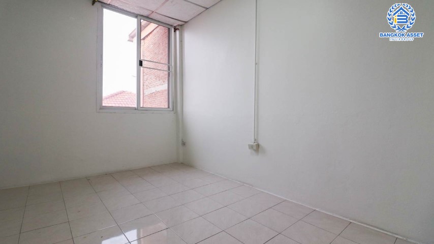 *****อาคารพาณิชย์มือสองย่านกรุงเทพฯ โกสุมรวมใจ แจ้งวัฒนะ เนื้อที่กว้าง 16 ตร.ว. ฟังก์ชัน 4 ห้องนอน 3 ห้องน้ำ ที่จอดรถ 1 คัน ฟรี! เครื่องปรับอากาศ 1 เครื่อง อยู่ในย่านค้าขาย เปิดเป็น Home Office ก็ดี หรือเน้นอยู่อาศัยก็สบาย ตั้งบนทำเลแห่งการเดินทาง เชื่อมต่อถนนวิภาวดีรังสิต, ถนนแจ้งวัฒนะ, ถนนสรงประภา และจุดขึ้นทางด่วน "อุตราภิมุข"